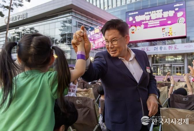 박강수 마포구청장이 엄빠랑 영화광장 행사에 참여한 어린이들과 인사를 하고 있다.