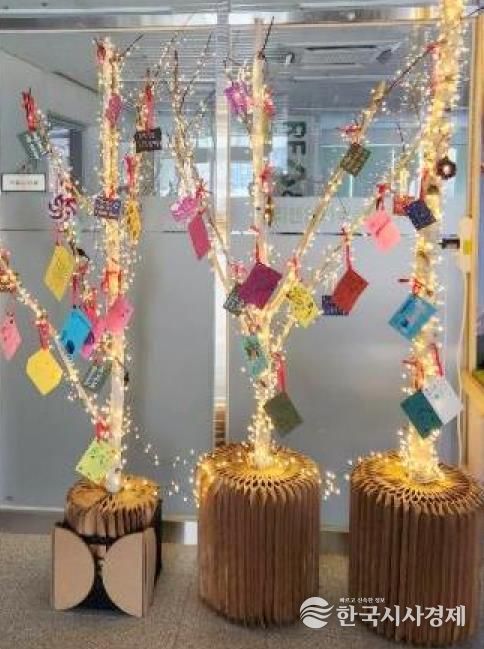 서대문구 자원되살림센터 로비에 설치된 ‘친환경 크리스마스트리’