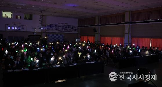 광산구 ‘시민의 힘! 광장의 빛으로 채우는 민주주의’ 퍼포먼스 사진.