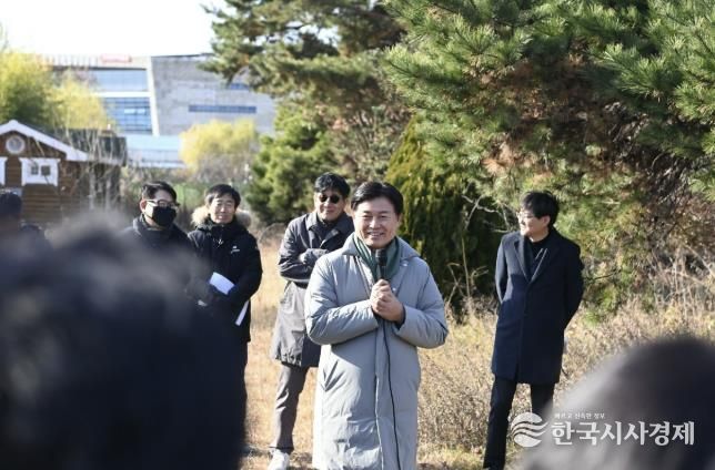 조용익 부천시장이 2일 상동 영상문화단지에서 열린 ‘틈만나면, 현장속으로’ 에 참석해 파크골프장 설치 계획을 이야기하고 있다.