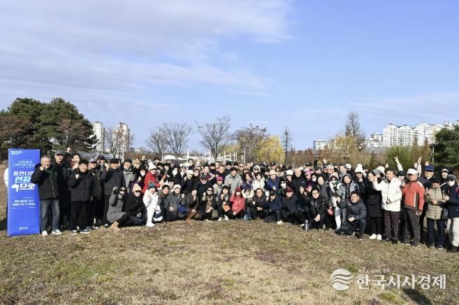 2일 상동 영상문화단지에서 열린 ‘틈만나면, 현장속으로’ 참석자들이 기념사진을 촬영하고 있다.