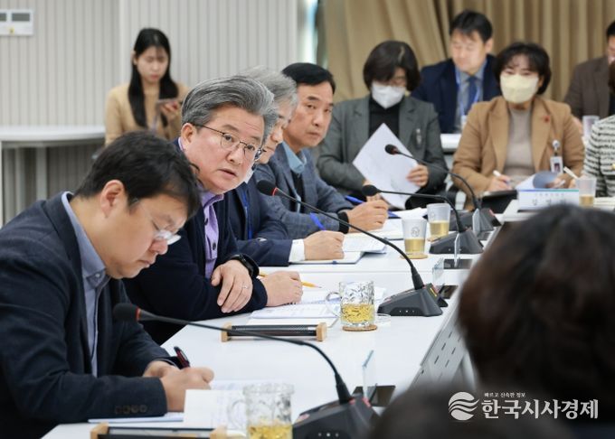 정용래 유성구청장이 3일 오전 확대간부회의를 주재하고 있다