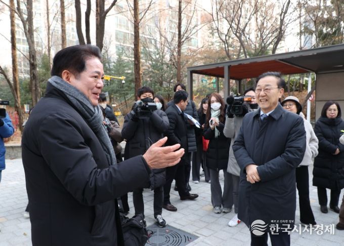 최대호 안양시장(왼쪽)과 김윤덕 국토부장관(오른쪽)이 3일 오전 10시 선도지구를 둘러보며 이야기를 나누고 있다