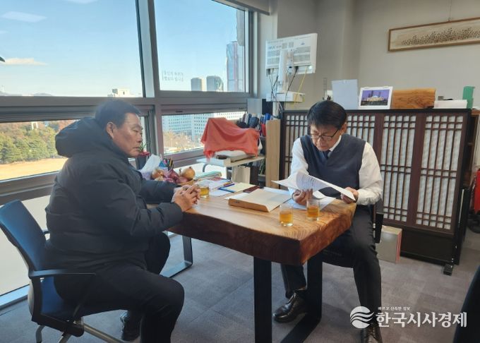 무안군 주요 사업 반영 현황 파악을 위해 서삼석 국회의원실을 방문한 김산 군수