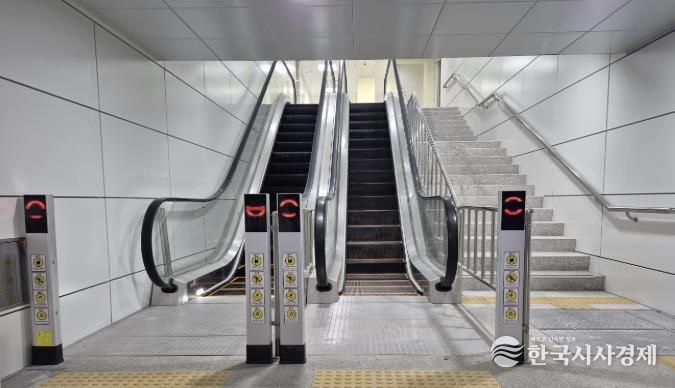 연결통로 에스컬레이터