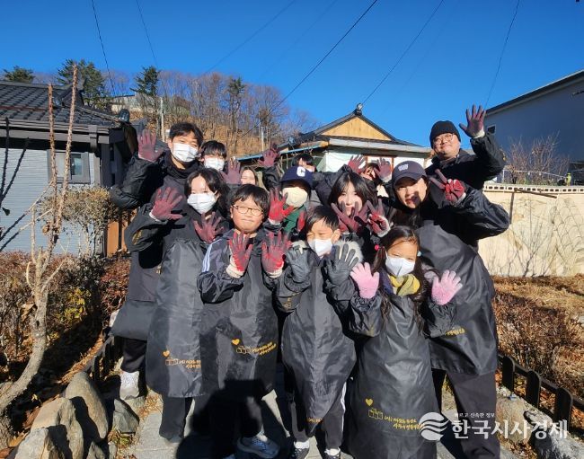 롯데리아 태백점, ‘따뜻한 한반도 사랑의 연탄나눔운동’에 성금 100만 원 기탁 및 연탄봉사