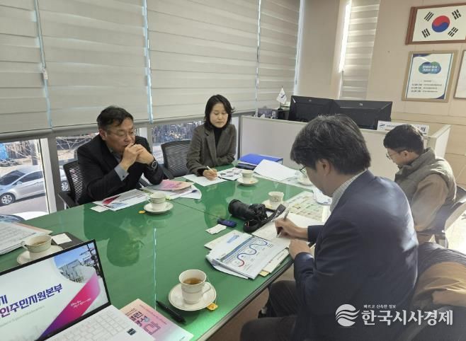 이억배 외국인주민지원본부장(왼쪽 첫번째)이 4일 안산시외국인주민지원본부를 방문한 아사히신문 기자들에게 외국인정책에 대해 설명하고 있다.