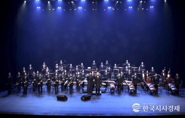 안산시립국악단이 4일 안산문화예술의전당 해돋이극장에서 제69회 정기연주회 '월드 오케스트라 Ⅶ'를 진행하고 있다.