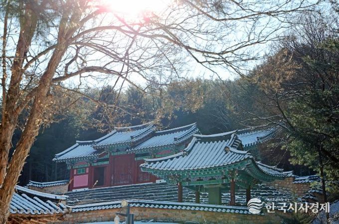 눈이 내린 뒤 해가 비치는 순간, 괴산군 청천면 화양서원의 기와지붕 위로 얹힌 눈이 서원의 윤곽을 선명하게 한다