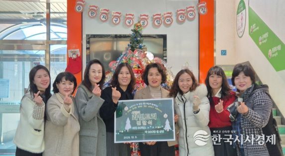 광산구 수완동에 지역사회 나눔으로 제작된‘라면 트리’가 올해도 불을 밝혔다.