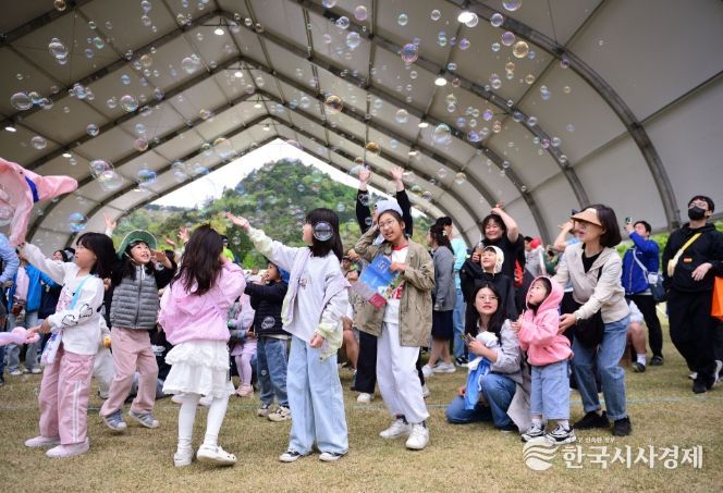 보성군이 30년 만의 ‘인구 순전입’ 전환을 달성하며 인구 지표 전반에서 긍정적인 변화를 만들어내고 있다_사진은 제48회 보성다향대축제 어린이날 행사에서 지역 아동과 학부모들이 참여한 모습.