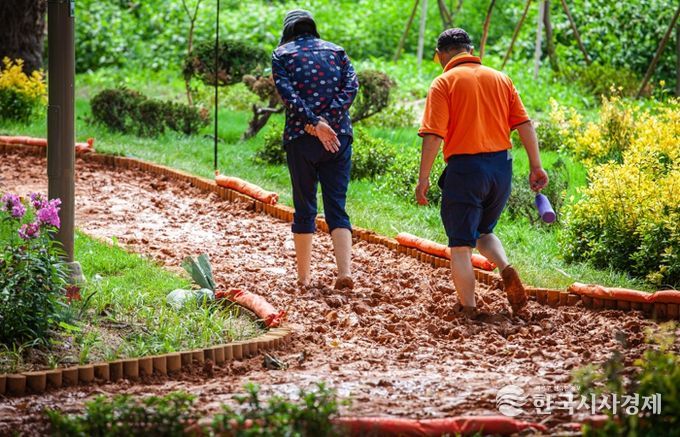10만 명 다녀간 속초시 영랑호·청초호 맨발걷기길, 동절기 휴장