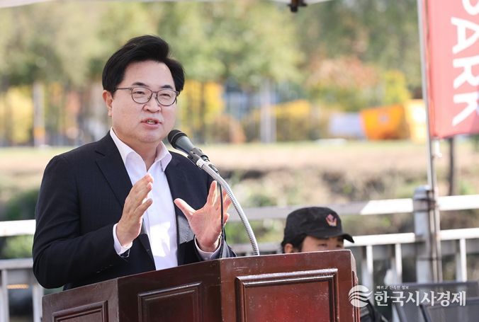 박일하 동작구청장이 지난 10월, 반포서래나루터에서 열린 ‘2025년 3차 수중정화·탄소중립 행사’에 참석해 인사말을 하고 있다.