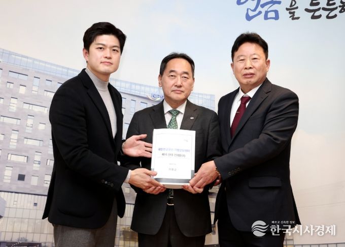 서태원 가평군수(사진 맨 오른쪽)와 김용태 국회의원(사진 맨 왼쪽)이 8일 전북 전주에 위치한 국민연금공단 본사를 방문해 김태현 이사장에게 ‘국민연금공단의 가평상담센터 폐쇄 반대 건의문’을 직접 전달하고 있다.