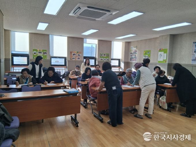 옥천군 실버미술심리상담사 수료생, 지역 어르신 찾아간다