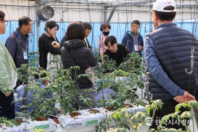 청양군농업기술센터 테스트베드에서 실습 교육 중인 모습
