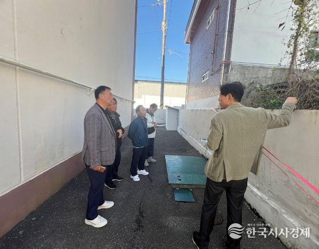 여수시가 지난 10월 31일 연등동 삼송아파트 일원에서 안전관리자문단과 함께 담장을 점검하고 있다.