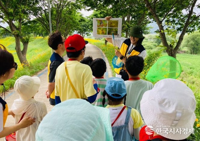 학교 밖 마을교육의 일환으로 섬진강 생태습지를 견학하는 어린이들