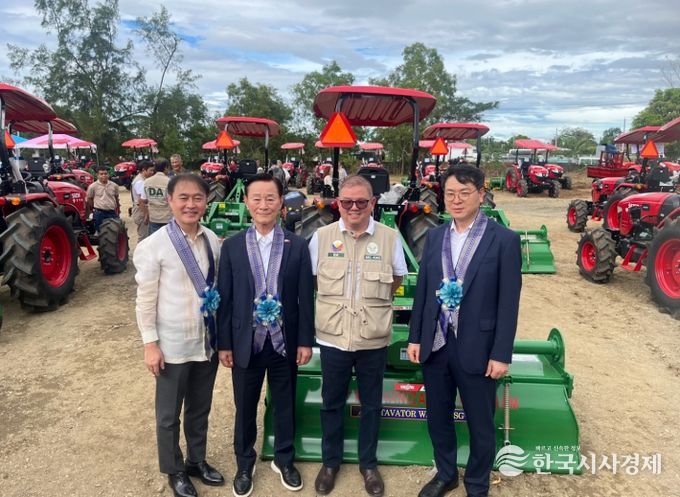 필리핀 착공식(왼쪽부터 이상화 필리핀대사, 김신길 농기계조합 이사장, 필리핀 농업부장관, 김정욱 농업혁신정책실장)
