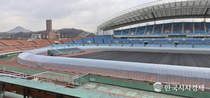 안산 와~스타디움 트랙 비닐하우스 설치 전경. (사진=안산도시공사 제공)