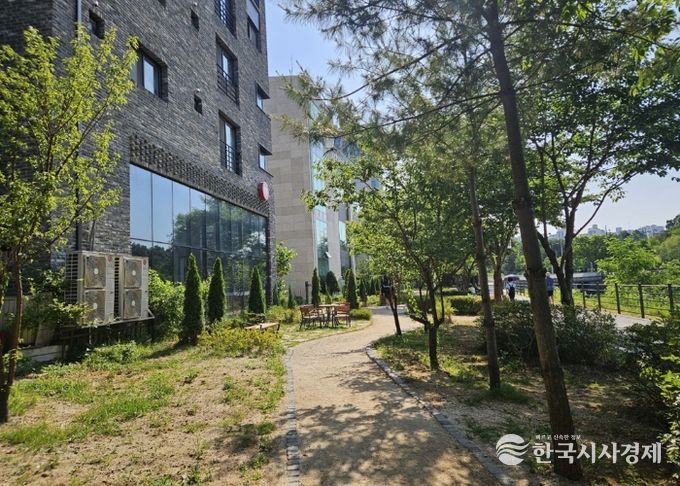 민락천변 쌈지공원 오솔길 및 쉼터