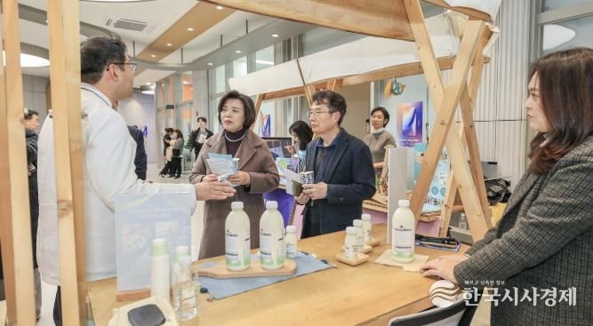 과천시 2025 창업 네트워킹 데이에서 신계용 고천시장과 관계자들이 참여 업체 부스에서 설명을 듣고 있다