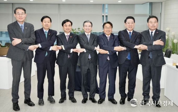 강기정 광주광역시장이 17일 광주도시공사에서 열린 대통령실 주관 '광주 군공항 이전 전담팀(TF) 6자 협의체' 회의에 앞서 참석자들과 기념촬영을 하고 있다. (사진 왼쪽부터 강희업 국토교통부 제2차관, 구윤철 기획재정부 장관, 안규백 국방부 장관, 김용범 대통령실 정책실장, 강기정 광주광역시장, 김영록 전라남도지사, 김산 무안군수) /광주광역시 제공