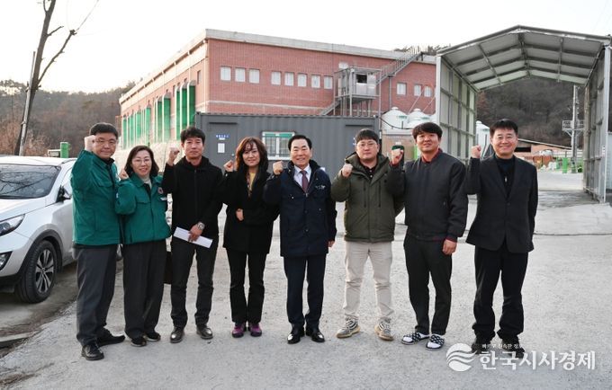 1. 성낙인 창녕군수가 상철농장을 방문하여 관계자들과 기념촬영을 하고 있다.