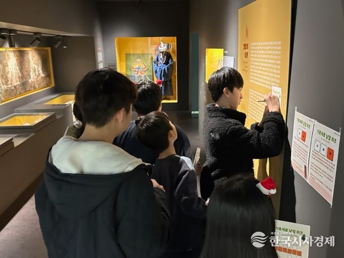 밀양시립박물관이 진행한 별을 찾는 아이들: 박물관의 크리스마스 정원 행사에서 아동들이 유물 낱말 퀴즈를 맞추고 있다.