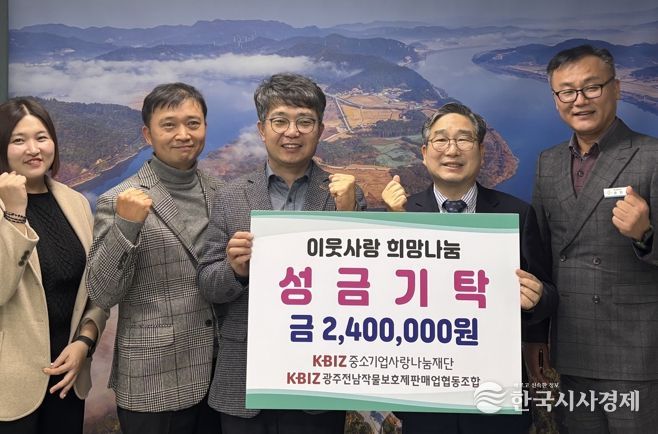 광주전남작물보호제판매업협동조합 신명준 이사장(가운데)은 19일 나주시청에서 강상구 나주 부시장에게 사회복지시설 지원을 위한 성금 240만 원을 기탁했다.