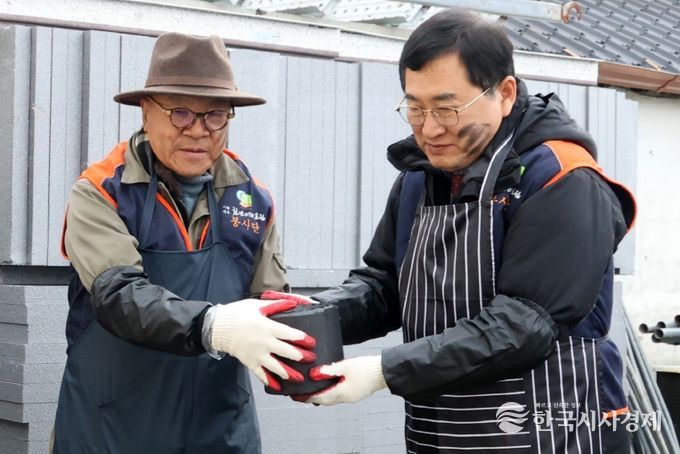 주낙영 경주시장(사진 우측)이 지난해 12월 월성동에서 천년미래포럼 회원들과 함께 사랑나눔 연탄배달 봉사활동을 하고 있다.