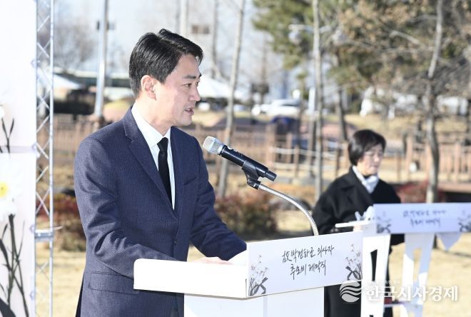 고 박건하 군 추모비 제막식 사진 1(22일 오전 세천늪근린공원에서 진행된 추모지 제막식