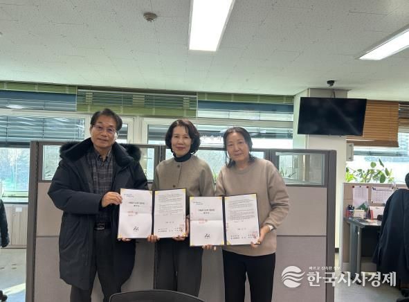 아동보육과장(가운데)과 도시락 공급업체 대표(양옆)가 협약을 체결하고 기념촬영을 하고 있다.