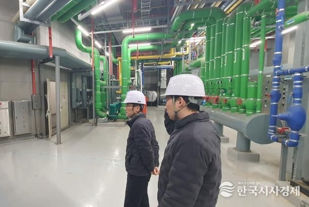 운정행복센터에서 시설점검중인 공사 조동칠 사장과 현장 점검반