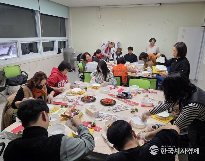 장애인과 함께하는 미리 크리스마스 케이크 만들기 활동