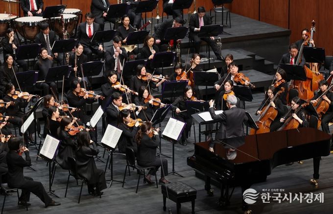 금난새 지휘자가 성남시립교향악단을 지휘하고 있다.