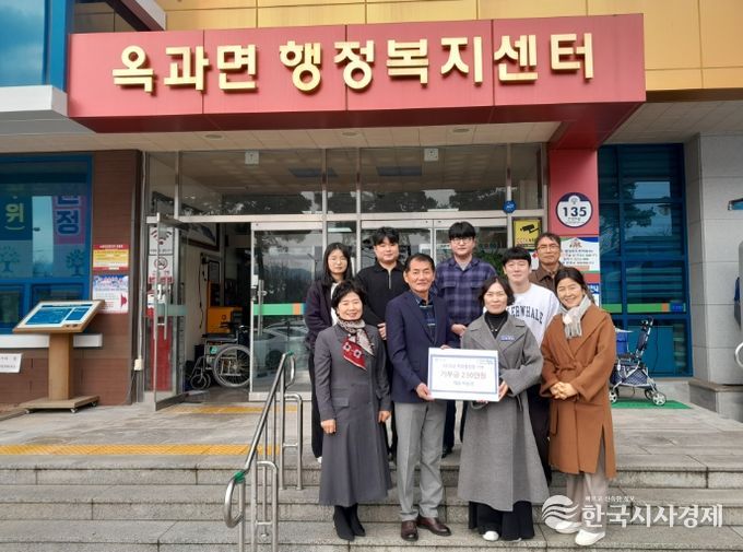 옥과볼링장 박승권 대표가 옥과면 취약계층 지원을 위해 면사무소를 찾아 성금 230만 원을 기탁하고 있다.