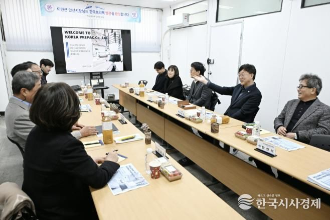 이민근 안산시장(오른쪽 두번째)이 29일 단원구에 소재한 한국프리팩㈜을 방문해 기업 현장의 애로사항을 들으며 의견을 나누고 있다.
