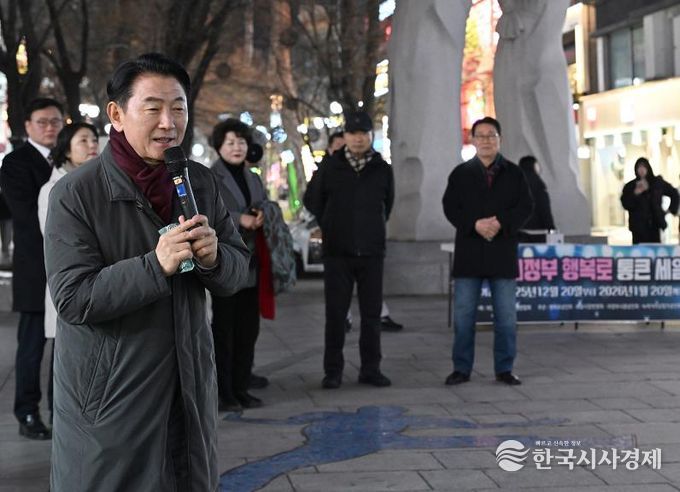 김동근 시장이 12월 24일 ‘제1회 행복로 통큰세일 및 빛 축제’에서 인사말을 하고 있다.