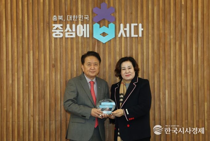 명예사회복지사 위촉패 전달식(왼쪽부터 김영환 지사, 정미경 충북사회복지사협회 부회장)