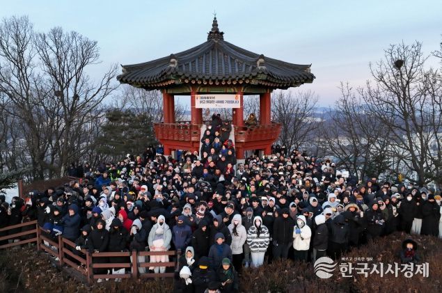 박승원 광명시장이 1일 도덕산 정상에 올라 신년 첫 해를 시민들과 함께 맞이하고 기념사진을 촬영하고 있다.