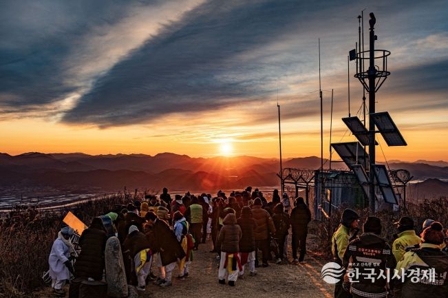 1일 밀양시 종남산에서 열린 병오년 해맞이 행사에 참여한 시민들이 떠오르는 해를 바라보고 있다.