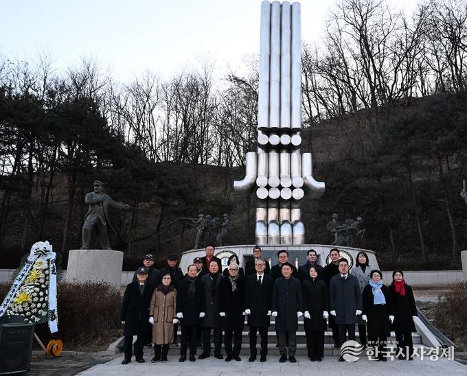 김동근 시장이 1월 2일 자일동 현충탑에서 신년 참배를 하고 있다.