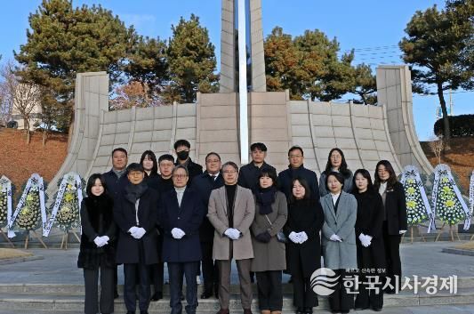 당진교육지원청, 나라사랑공원 현충탑 참배로 새해 업무 시작