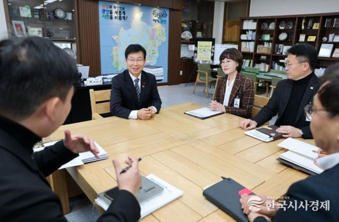 박병규 광산구청장이 2일 2026년 1호 결재인 ‘민원 전 민원 해결 1004’에 서명한 뒤 공직자들과 대화를 나누고 있다.