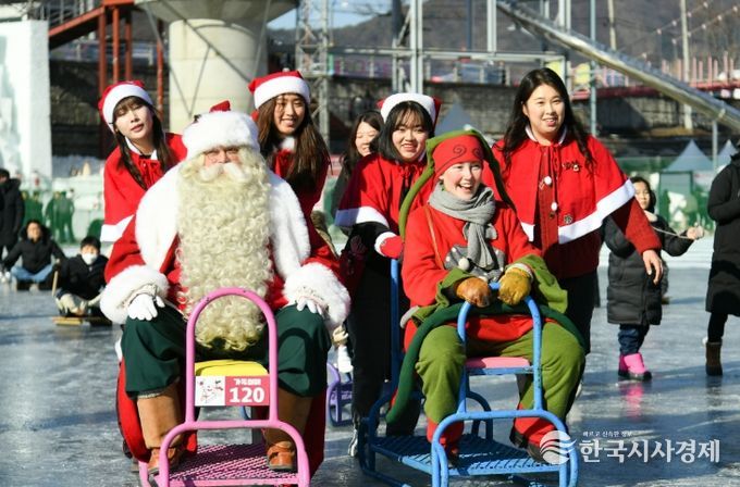 지난 2025 화천산천어축제장을 방문한 핀란드 로바니에미시 산타 마을의 산타클로스와 요정 엘프