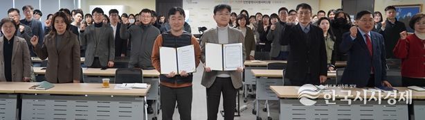 인천시사회서비스원은 지난 5일 2026년 시무식에서 인권경영 선포와 개인정보보호 선언을 하고 기념 촬영을 하고 있다.