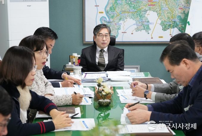 강상구 부시장(가운데)이 지난 6일 국장, 부서장들과 함께 2026년 정부 업무계획 선제 대응을 위해 회의를 개최했다.