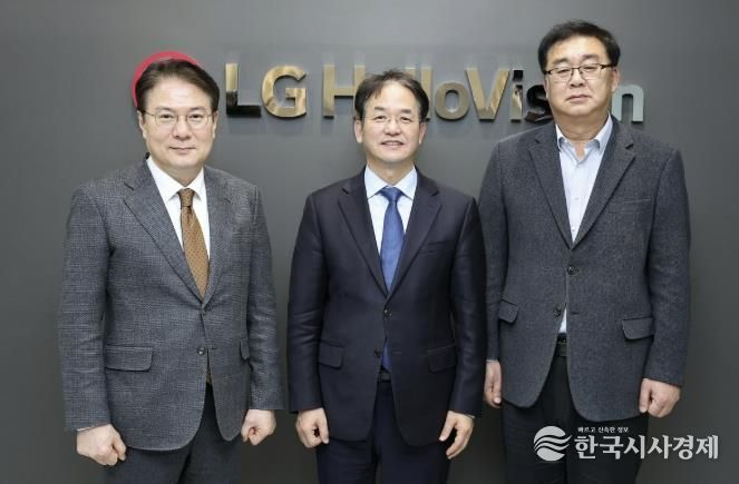 삼송MBN스튜디오 지식산업센터에 입주한 LG헬로비전 방문 기념촬영_왼쪽부터 이동원 MBN매일방송 대표, 이동환 고양특례시장, 송구영 LG헬로비전 대표