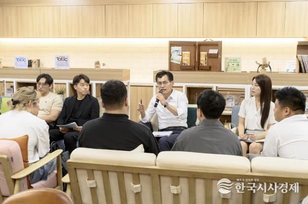 지역 청년들과 소통하고 있는 이기재 양천구청장